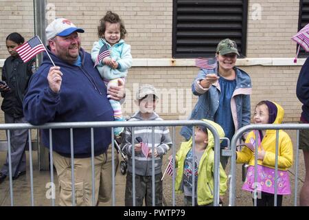 NEW YORK (29 mai 2017) Les familles locales regarder marins, marines et gardes côte mars dans le Staten Island Memorial Day Parade à New York pendant la semaine 2017 FWNY (New York), le 29 mai. FWNY, maintenant dans sa 29e année, est le lieu de célébration traditionnelle de la mer services. C'est une occasion unique pour les citoyens de New York et la région des trois états pour répondre marins, marines et gardes côte, ainsi que de constater par moi-même les dernières capacités des services maritimes d'aujourd'hui. Banque D'Images