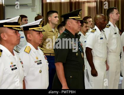 CEBU, Philippines (19 juin 2017) les membres en service de la US Navy et du Marine Corps et les Forces armées des Philippines assister à la cérémonie d'inauguration de l'activité de formation maritime (MTA) Sama Sama 2017 au Naval Forces Central à Cebu, aux Philippines, le 16 juin. Sama Sama MTA est un exercice maritime bilatéral entre les États-Unis et les forces navales des Philippines et est destiné à renforcer la coopération entre les nations unies et interoperabillty' forces armées. ( Banque D'Images