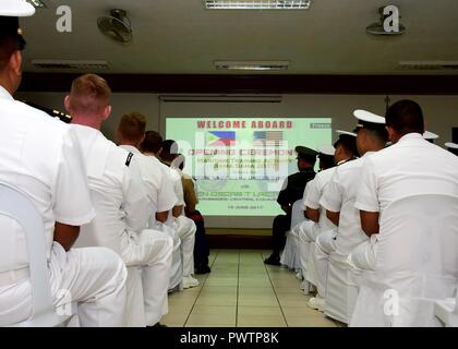 CEBU, Philippines (19 juin 2017) les membres en service de la US Navy et du Marine Corps et les Forces armées des Philippines assister à la cérémonie d'inauguration de l'activité de formation maritime (MTA) Sama Sama 2017 au Naval Forces Central à Cebu, aux Philippines, le 16 juin. Sama Sama MTA est un exercice maritime bilatéral entre les États-Unis et les forces navales des Philippines et est destiné à renforcer la coopération entre les nations unies et interoperabillty' forces armées. ( Banque D'Images