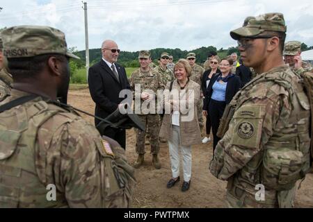 L'AMBASSADRICE AMÉRICAINE Annie Hall parle avec la Pologne Groupe de combat des soldats américains, affecté à la 2e régiment de cavalerie, au cours de l'exposition statique après la traversée de l'eau pour démonstration visiteurs distingués pendant le fer Wolf 2017 dans le cadre de la grève 2017 Sabre près de Rukla, la Lituanie, le 20 juin 2017. Grève 17 Sabre de l'armée américaine est une force multinationale de l'Europe exercer des forces combinées menée chaque année pour renforcer l'Alliance de l'OTAN dans la région de la Baltique et de la Pologne. L'exercice de cette année comprend et intégré de formation axés sur la dissuasion synchronisé conçu pour améliorer l'interopérabilité et l'état de préparation Banque D'Images