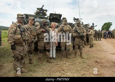 L'AMBASSADRICE AMÉRICAINE Annie Hall pose pour une photo avec le groupe de combat Pologne des soldats américains, affecté à la 2e régiment de cavalerie, au cours de l'exposition statique après la traversée de l'eau pour démonstration visiteurs distingués pendant le fer Wolf 2017 dans le cadre de la grève 2017 Sabre près de Rukla, la Lituanie, le 20 juin 2017. Grève 17 Sabre de l'armée américaine est une force multinationale de l'Europe exercer des forces combinées menée chaque année pour renforcer l'Alliance de l'OTAN dans la région de la Baltique et de la Pologne. L'exercice de cette année comprend et intégré de formation axés sur la dissuasion synchronisé conçu pour améliorer l'interopérabilité un Banque D'Images