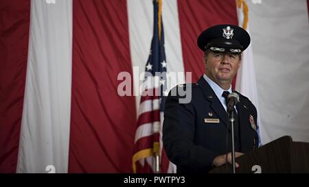 Le Colonel Neil Richardson aborde le soldat, marins et aviateurs de Joint Base McGuire-Dix-Lakehurst après la prise de commandement de l'installation et de la 87e Escadre de la Base aérienne au cours d'une cérémonie le 19 juin 2017 à Joint Base MDL, N.J. La cérémonie de passation de commandement signifié le transfert d'autorité du colonel Frederick D. Thaden à Richardson. Banque D'Images