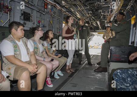 BOSTON (19 juin 2017) Boston Girl Scouts observer un MH53E hélicoptère Sea Dragon, affecté à l'HM-15 Blackhawks, lors d'une tournée de USS Whidbey Island (LSD 41) au cours de la voile, le 19 juin 2017 à Boston. L'île de Whidbey et plus de 50 grands voiliers du monde entier participent à Sail Boston 2017, un festival maritime de cinq jours à Boston. L'événement donne aux habitants de Boston l'occasion de voir de première main les dernières capacités des services de la mer d'aujourd'hui, ainsi que de l'expérience maritime history - passées et présentes. ( Banque D'Images