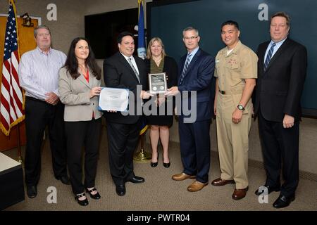 2017) M. Paul Valdez reçoit le ministère de la marine 2016 Testeur de plomb Award au Space and Naval Warfare Systems Center Pacific. (L-r) Dan Slack, SSC SSC ; spécialiste du Pacifique Pacific Directeur exécutif Carmela Keeney ; Paul Valdez, ingénieur et de plomb de l'année, Testeur et son épouse ; Rick Quade, secrétaire adjoint par intérim de la marine pour la recherche, le développement, d'essais et d'évaluation ; commandant du Pacifique (SPC) Le capitaine Melvin K Yokoyama ; et Brian Marsh, ingénieur en chef adjoint de la certification et de la qualité de Mission. Banque D'Images