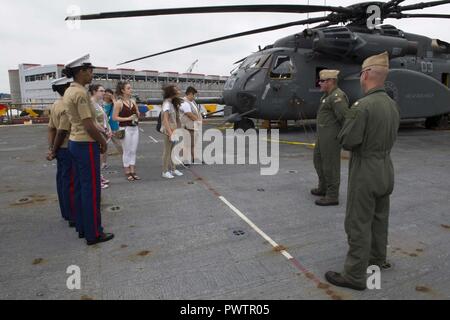 BOSTON (19 juin 2017) Boston Girl Scouts observer un MH53E hélicoptère Sea Dragon, affecté à l'HM-15 Blackhawks, lors d'une tournée de USS Whidbey Island (LSD 41) au cours de la voile, le 19 juin 2017 à Boston. L'île de Whidbey et plus de 50 grands voiliers du monde entier participent à Sail Boston 2017, un festival maritime de cinq jours à Boston. L'événement donne aux habitants de Boston l'occasion de voir de première main les dernières capacités des services de la mer d'aujourd'hui, ainsi que de l'expérience maritime history - passées et présentes. ( Banque D'Images