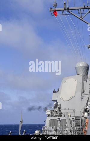 Océan Pacifique (20 juin 2017) classe Arleigh Burke destroyer lance-missiles USS Wayne E. Meyer (DDG 108) déclenche un canon de 25 mm pour une démonstration de tir réel au cours d'une croisière de tigre. La Marine américaine a patrouillé les Indo-Asia-Pacifique couramment pour plus de 70 ans la promotion de la paix et la sécurité régionales. ( Banque D'Images