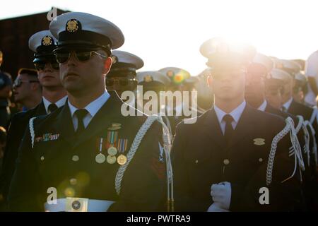 Des membres de la US Coast Guard Garde d'honneur cérémonie's Silent Drill Team sont prêts avant de procéder à un programme d'hommage au coucher du soleil, le mardi 20 juin 2017, à Charlestown Navy Yard à Boston. L'équipe a été en face de l'Aigle de la Garde côtière dans le cadre des festivités entourant la voile Boston. Banque D'Images