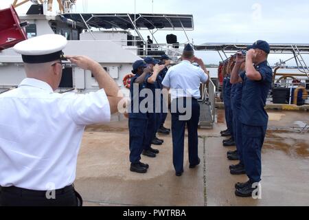 Garde côtière canadienne Vice Adm. Karl Schultz, commandant du Secteur de l'Atlantique, promenades à bord du garde-côte de Lawrence Lawson après délégation tripartite parle à la base Portsmouth à Portsmouth, en Virginie, le 21 juin 2017. La délégation tripartite comprend la Garde côtière des États-Unis, la Marine américaine et les Forces armées canadiennes. Banque D'Images