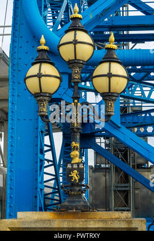 Transporteur de Middlesbrough édouardien original des lumières décoratives à l'entrée sud du pont Banque D'Images