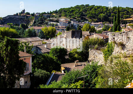 L'argile rouge toits d'Avignon Provence - Bien que le paysage de la Provence subit un changement spectaculaire du nord de tuiles et ardoises gris cède la place à Banque D'Images
