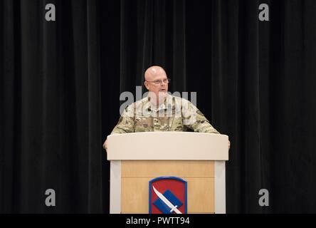 Centre d'entraînement aux MANŒUVRES DE ROBINSON, N. Little Rock, Ark. :- Brig. Le général Kirk Van Pelt parle de 21 membres de la Garde nationale de l'Arkansas d'infanterie de la 39e Brigade Combat Team, les membres de leur famille et d'autres soldats qui ont participé à une cérémonie à coup d'entraînement aux Manœuvres Robinson Centre à North Little Rock sur ‎Thursday, 22 juin 2107. Les soldats se lancent dans un déploiement d'une durée d'un an à l'appui de la mission de maintien de la paix de l'OTAN au Kosovo et seront affectés dans les villes des Balkans de Pristina et Sarajevo. Banque D'Images