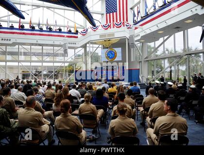 Le Capitaine Amy Branstetter, commandant de l'hôpital naval, Pensacola, adresse à l'auditoire au cours d'une cérémonie de passation de commandement où elle a pris le commandement de l'hôpital. Enrôlé au grade d'aspirant dans la Marine en 1992, auparavant, elle a été l'officier responsable de l'évaluation médicale et la machine de traitement au niveau National Naval Medical Center à Bethesda, Maryland, où elle a coordonné des soins pour le président George W. Bush et sa famille. Banque D'Images