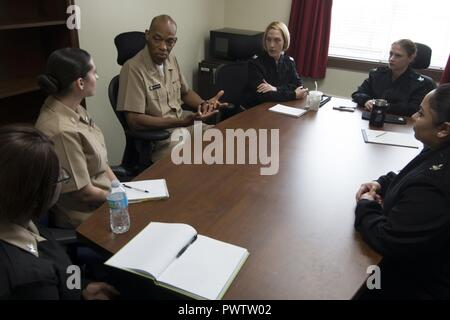 SASEBO, Japon (22 juin 2017) Vice-amiral. James Crawford III, juge-avocat général (JAG), a une discussion avec Sasebo-zone legalmen à Sasebo Activités de la flotte (SCFA). Crawford, le 43e JAG, est en visite en CFA dans le cadre d'une tournée régionale. ( Banque D'Images