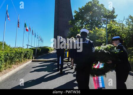 KIEL, Allemagne (19 juin 2017) - 3e classe veteran du navire Lamrana Bah de Bronx, New York, et maître de Manœuvre 2e classe Lorraine Bailey, de Huntington, Indiana, de participer à une cérémonie de dépôt de gerbes au mémorial naval de Laboe, 19 juin 2017. James E. Williams est à Kiel après l'exercice BALTOPS 2017, qui est le premier exercice annuel axé sur les maritimes dans la région de la Baltique et l'un des plus importants exercices d'Europe du Nord. ( Banque D'Images