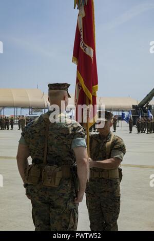 Le colonel du Corps des Marines américain Daniel Shipley, gauche, ancien Marine Aircraft Group (MAG) 12 commandant, attend que le sergent du Corps des Marines des États-Unis. Le Major Miguel A. Ortega, droite, MAG-12 sergent major, pour réussir l'unité MAG-12 couleurs lors de la cérémonie de passation de commandement au Marine Corps Air Station Iwakuni, Japon, le 23 juin 2017. Après deux ans de service dévoué à MAG-12, Shipley a été relevé de ses fonctions pour continuer sur et servir à Washington D.C. au Siège Marine Corps avec des programmes et des ressources. Banque D'Images