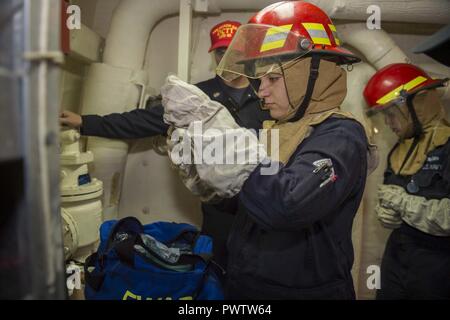 Mer 22 juin (Salomon, 2017) Dommage Controlman Fireman Diana Valdes, de West Palm Beach, Floride, répond à une inondation percer au cours d'une formation de contrôle des dommages de l'évolution de l'équipe dans un compartiment sur le quai de transport amphibie USS Green Bay (LPD 20). Green Bay, partie du Bonhomme Richard, groupe expéditionnaire fonctionne en Indo-Asia-région du Pacifique pour améliorer les partenariats et être une force de réaction pour prêt à tout type d'imprévus. ( Banque D'Images