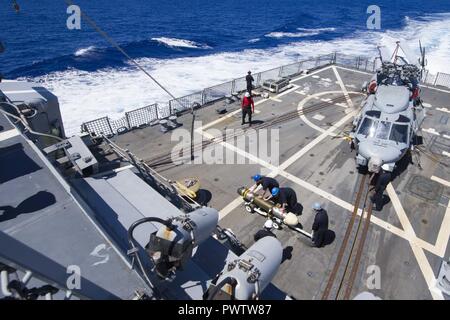 Océan Pacifique (21 juin 2017) marins affectés à la classe Arleigh Burke destroyer lance-missiles USS Shoup (DDG 86) transport d'un Mark 46 Mod 5d'une torpille à travers le poste de pilotage. Shoup est actuellement en cours sur une période de la 7e flotte zone d'opérations. La Marine américaine a patrouillé le Indoor-Asia-Pacifique couramment pour plus de 70 ans la promotion de la paix et la sécurité régionales. ( Banque D'Images