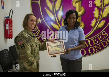 Les Américains et gabonais participent à la cérémonie de clôture de l'exercice d'entraînement de préparation médicale 17-4 à l'Hôpital d'instruction des Armees à Libreville au Gabon, le 23 juin. MEDRETE 17-4 comprend des participants de l'armée américaine, le gouvernement gabonais d'Afrique, et le 14e Hôpital de soutien au combat à Fort Benning, Géorgie Il est le quatrième d'une série d'exercices de préparation médicale qu'USARAF est prévue pour faciliter dans divers pays d'Afrique. L'exercice mutuellement avantageux offre des possibilités pour les militaires en partenariat afin de partager les meilleures pratiques et d'améliorer le processus de traitement médical Banque D'Images