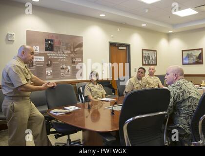 NORFOLK, Virginie (20 juin 2017) - Master Chef Carlos Giron (à gauche), affecté à la flotte des Forces canadiennes (USFF) CPO L'équipe de formation de la flotte, de discuter des objectifs du programme avec vigueur master des chefs et des hauts dirigeants engagés au cours de l'exécutif supérieur 2017 Leadership (SEL) se sont réunis au siège de l'USFF sur la base navale américaine de Hampton Roads. L'assemblée semi-annuelle vise à renforcer les connaissances, la sensibilisation et le SEL La mise en réseau. ( Banque D'Images