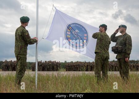 Les soldats lituaniens, affecté à la Brigade du Loup de fer, abaisser le Loup de fer 2017 drapeau lors de la cérémonie de clôture de fer à repasser Wolf 2017 Grève 2017 Sabre pendant près de Rukla, la Lituanie, le 22 juin 2017. Grève 17 Sabre de l'armée américaine est une force multinationale de l'Europe exercer des forces combinées menée chaque année pour renforcer l'Alliance de l'OTAN dans la région de la Baltique et de la Pologne. L'exercice de cette année comprend et intégré de formation axés sur la dissuasion synchronisé conçu pour améliorer l'interopérabilité et à l'état de préparation des forces militaires des Nations Unies participantes 20. Banque D'Images