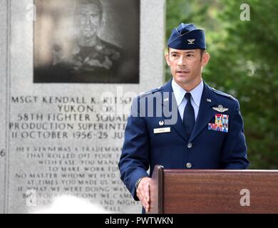 U.S. Air Force Colonel Paul Moga, commandant de la 33e Escadre de chasse, parle au public durant la 21e anniversaire tours Khobar Cérémonie de dépôt de gerbes 23 juin 2017, à la base aérienne d'Eglin, en Floride. Le 25 juin 1996, une bombe a explosé près du complexe de logement tours Khobar à Dhahran, en Arabie Saoudite. Dix-neuf aviateurs ont été tués et plus de 400 militaires américains et internationaux et des civils ont été blessés dans l'explosion. Parmi les 19 tués, 12 étaient des nomades. Chaque année, le 33 FW est titulaire d'une cérémonie en souvenir de cette journée. Banque D'Images