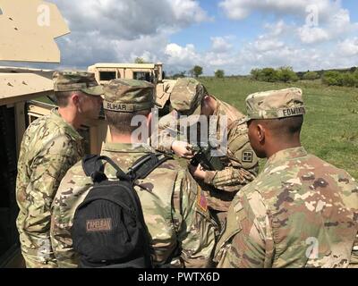 La CPS. L'ingénieur de Dreb 391e bataillon effectue RETRANS (radio) avec formation 151e Bataillon des transmissions de la Force expéditionnaire des soldats. Château de Resolute est un exercice 2017 le renforcement de l'alliance de l'OTAN et de renforcer sa capacité de formation conjointe et de réponse aux menaces dans la région. Banque D'Images