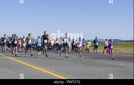 OAK Harbor, Washington (24 juin 2017) Les participants se mettent à la Naval Air Station Whidbey Island (NASWI) open house 5k à la base de la ligne de vol. La journée portes ouvertes est organisée en l'honneur du 75e anniversaire de l'NASWI et invite le public à apprendre au sujet des anciens, les opérations actuelles et futures de la Air Station. ( Banque D'Images