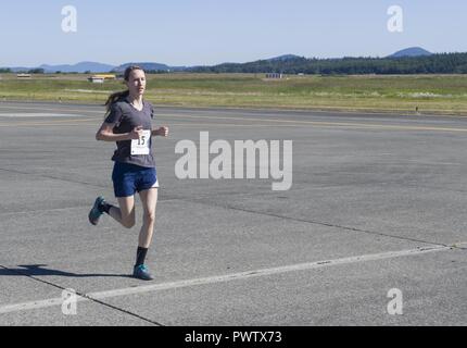 OAK Harbor, Washington (24 juin 2017) Kellie Participant Holden termine troisième sur les femelles au cours de la Naval Air Station Whidbey Island (NASWI) open house 5k à la base de la ligne de vol. La journée portes ouvertes est organisée en l'honneur du 75e anniversaire de l'NASWI et invite le public à apprendre au sujet des anciens, les opérations actuelles et futures de la Air Station. ( Banque D'Images