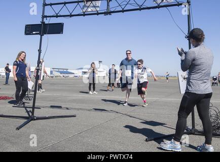 OAK Harbor, Washington (24 juin 2017) Le capitaine Geoffrey Moore, commandant du Naval Air Station Whidbey Island (NASWI), termine la journée portes ouvertes 5k à la base de la ligne de vol. La journée portes ouvertes est organisée en l'honneur du 75e anniversaire de l'NASWI et invite le public à apprendre au sujet des anciens, les opérations actuelles et futures de la Air Station. ( Banque D'Images