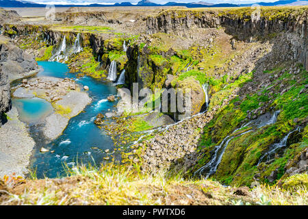 De cascades en Sigoldugljufur avec le canyon de la rivière bleue en terres centrales de l'Islande Banque D'Images