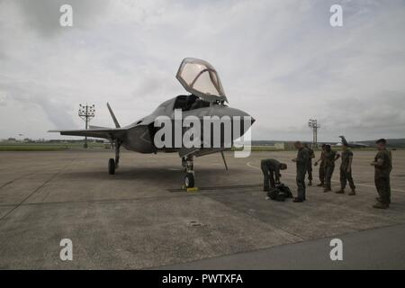 Un Corps des Marines américains F-35B Lightning II avec des avions de chasse Marine Attack Squadron 121, Marine Aircraft Group 12, 1er sur l'aile Marine, a effectué un vol d'entraînement de Marine Corps Air Station Iwakuni à Kadena Air Force Base, Okinawa, Japon, le 26 juin 2017. Les Marines avec VMFA- 121 a travaillé aux côtés d'aviateurs avec la 18e Escadre. C'était la première fois qu'un F-35B Lightning II a atterri à Okinawa. Banque D'Images