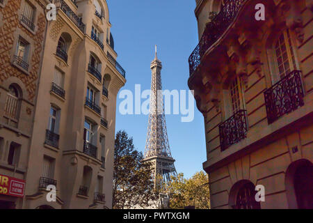 La Tour Eiffel 'La Tour Eiffel' est un pylône en treillis de fer sur le Champ de Mars à Paris. Construit en 1889, il est devenu une icône mondiale de la France un Banque D'Images