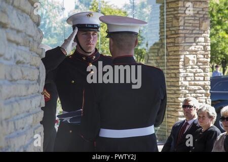 Le sergent Shaun Garner, Marine Corps Corps porteur, la Compagnie Bravo, Marine Barracks Washington D.C., salue le drapeau national lors de funérailles pour le Capitaine Arthur J. Jackson au cimetière des anciens combattants d'état de l'Idaho, Boise, Idaho, 22 juin 2017. Jackson a reçu la médaille d'honneur pour son "agression" par One-Man à lui tout seul, tuant 50 soldats japonais et neutralisation d'une douzaine de boîtes de pilules pendant la Seconde Guerre mondiale Bataille de Peleliu. Il a été mis au repos après le décès le Jour du drapeau national le 14 juin 2017. (Corps des Marines des États-Unis Banque D'Images