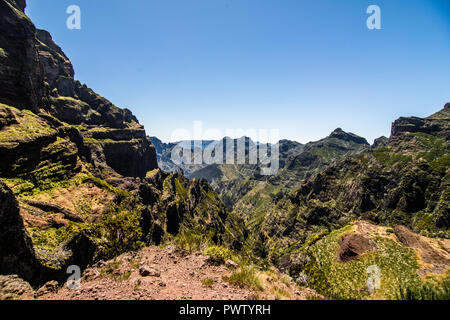 Vie active - randonnées sur la belle mais dangereuse difficile sentier de randonnée menant de Pico do Arieiro peak de la plus haute montagne de l'île de Madère, Banque D'Images