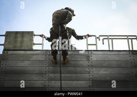 Le Corps des Marines des États-Unis. Colin M. Ash, un carabinier affecté à la Compagnie Alpha, 1er Bataillon, 3e Régiment de Marines, rappels durant la suspension corde Hélicoptère Technique (RHST) et la formation à bord rappel Camp Hansen, Okinawa, Japon, le 20 juin 2017. La tour de rappel prépare des Marines d'utiliser des techniques d'insertion pour les opérations futures. L'Hawaii, bataillon est déployé en avant à Okinawa, au Japon dans le cadre du Programme de déploiement de l'unité. Banque D'Images