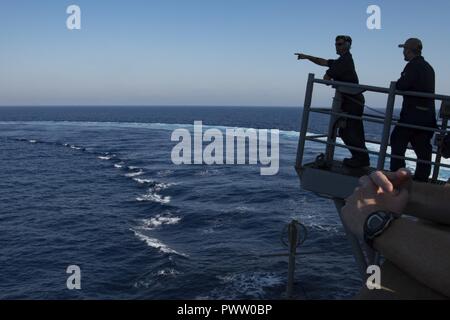 Mer Méditerranée (23 juin 2017) Maître de Manœuvre 3 classe Dustin Neel points à une simulation d'homme-dans-l-eau au cours d'un exercice de l'homme à la mer à bord du croiseur lance-missiles USS mer des Philippines (CG 58). Mer des Philippines, partie de la George H. W. Groupe aéronaval du bush, mène des opérations navales dans la sixième flotte américaine zone d'opérations à l'appui de la sécurité nationale des États-Unis en Europe et en Afrique. ( Banque D'Images