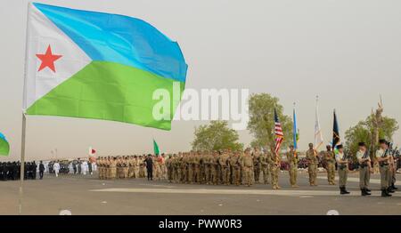 L'Armée américaine les soldats de la Garde nationale de l'Arkansas du Camp Lemonnier, Djibouti, ont participé à un défilé militaire dans la ville de Djibouti pour célébrer le 40e congrès annuel du pays le jour de l'indépendance, le 27 juin 2017. Accueilli par le président de Djibouti, Ismail Omar Guelleh, le défilé a lieu chaque année à l'occasion de la déclaration d'indépendance de Djibouti à partir de la France. En plus des Forces armées djiboutiennes, les membres en service de l'Italie, la France, le Japon, la Chine et les États-Unis aussi ont défilé à la parade. L'événement a offert une occasion pour les militaires des différentes nations avec une présence à Djibouti pour montrer leur soutien à partager Banque D'Images