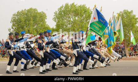 L'Armée américaine les soldats de la Garde nationale de l'Arkansas du Camp Lemonnier, Djibouti, ont participé à un défilé militaire dans la ville de Djibouti pour célébrer le 40e congrès annuel du pays le jour de l'indépendance, le 27 juin 2017. Accueilli par le président de Djibouti, Ismail Omar Guelleh, le défilé a lieu chaque année à l'occasion de la déclaration d'indépendance de Djibouti à partir de la France. En plus des Forces armées djiboutiennes, les membres en service de l'Italie, la France, le Japon, la Chine et les États-Unis aussi ont défilé à la parade. L'événement a offert une occasion pour les militaires des différentes nations avec une présence à Djibouti pour montrer leur soutien à partager Banque D'Images