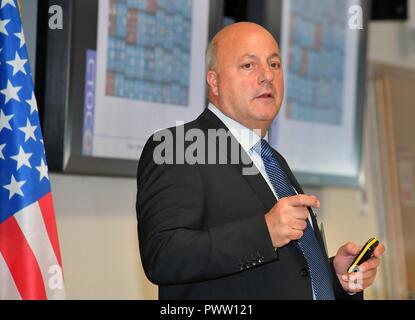 Le professeur Joe Vann, programme du Centre Marshall sur la lutte contre la criminalité transnationale organisée (CTOC) directeur et le plomb académique parle des nouvelles tendances de la criminalité transnationale organisée à 23 fonctionnaires du gouvernement de l'Asie centrale et le Pakistan sur "La lutte contre la criminalité transnationale organisée" le 19 juin à la George C. Marshall Centre européen d'études de sécurité. (Marshall Center Banque D'Images