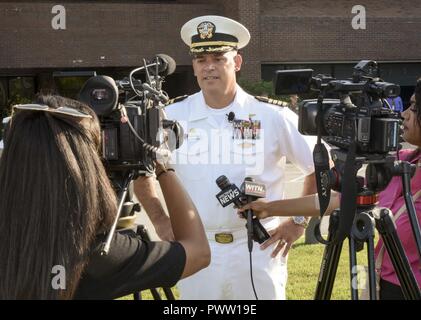 CAMP Lejeune, Caroline du Nord -- Le Capitaine Jim Hancock, commandant du Naval Medical Center Camp Lejeune, répond aux questions des journalistes avant la cérémonie marquant le changement de Camp Lejeune à l'hôpital naval Naval Medical Center Camp Lejeune, le 27 juin 2017. "Nous sommes touchés et honorés de recevoir cette reconnaissance. Être un centre médical envoie un message clair à nos guerriers, nos employés et le public que cette institution dédiée est prête à remplir notre rôle dans la protection de notre grand pays, et nos combattants,' a fait remarquer à l'auditoire rassemblé Hancock de local d Banque D'Images