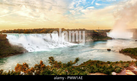 Panorama de golden sunrise over Niagara Falls montrant les célèbres chutes de American Falls et Bridal Veil Falls sur les USA, et Horseshoe Fal Banque D'Images