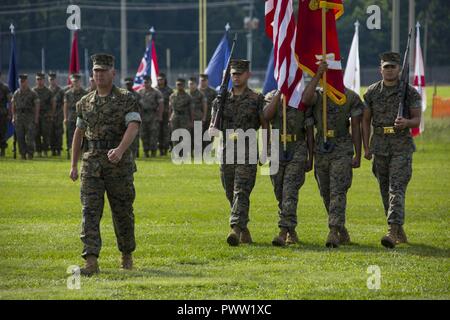 Le Lieutenant-colonel du Corps des Marines américain Sean M. Wilson, commandant des troupes, le siège et l'appui bataillon (H&S NE), les installations du Corps des Marines est, Marine Corps Base Camp Lejeune (MCB CAMLEJ), des marches les couleurs de l'organisation centre au cours de l'H&S Bn cérémonie de passation de commandement, William Thompson Pendleton, MCB CAMLEJ Champ Hill, N.C., le 27 juin 2017. Le changement de commandement a officiellement transféré les responsabilités et les pouvoirs de H&S Ne de colonel Chandler P. Seagraves au Colonel Scott E. Conway. Banque D'Images