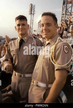 Texas A&M University Douglas cadets Thies, gauche, et David Vaclavik, stand pour une photo dans leur uniforme au Cotton Bowl Stadium de Dallas, Texas, vers 1992. Les deux cadets pourraient éventuellement devenir colonels de l'US Air Force et de prendre le commandement du 20e Groupe des opérations et le 20e Groupe de soutien de mission, respectivement, fournissant des prêts au combat F-16CM Fighting Falcon airpower et aviateurs à supprimer les défenses aériennes et de fournir un appui aérien rapproché dans le commandement central des États-Unis. Banque D'Images