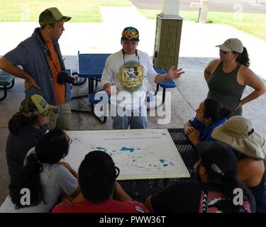 HONOLULU (Juin 27, 2017) Jeff Pantaleo, un Naval Facilities Engineering Command (NAVFAC) Indiana Jones, parle aux étudiants de l'Université de Hawaii Manoa lors d'une excursion éducative de Loko Pa'aiau, un ancien étang à Hawaï situé près de McGrew, Point d'une base commune Pearl. Harbor-Hickam La visite faisait partie d'une restauration continue de Loko Pa'aiau surround et son paysage culturel, qui a commencé en 2014. ( Banque D'Images