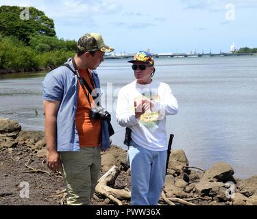 HONOLULU (Juin 27, 2017) Jeff Pantaleo, droite, un Naval Facilities Engineering Command (NAVFAC) Indiana Jones, parle d'Kapuni-Reynolds Halena, un étudiant de l'Université de Hawaii Manoa, au cours d'une excursion éducative de Loko Pa'aiau, un ancien étang à Hawaï situé près de McGrew, Point d'une base commune Pearl. Harbor-Hickam La visite faisait partie d'une restauration continue de Loko Pa'aiau surround et son paysage culturel, qui a commencé en 2014. ( Banque D'Images