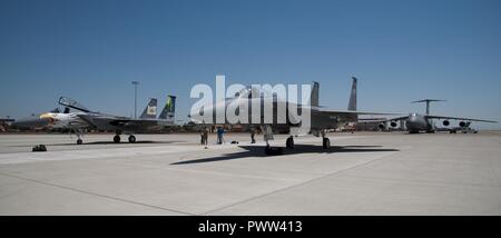 Deux F-15C Eagle de la 173e Escadre de chasse, Kingsley Field, Ore., s'asseoir sur la piste à Travis Air Force Base, en Californie, le 23 juin 2017. Le F-15 sera survolant Sonoma Raceway, Sonoma, en Californie, au cours de la cérémonie d'ouverture de la NASCAR Cup series Monster Energy 25 Juin, 2017. Banque D'Images