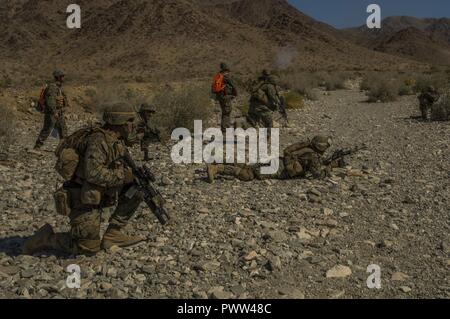 TWENTYNINE Palms, Californie - Marines avec la société Echo, 2e Bataillon, 24e Régiment de Marines, 4e Division de marines, Forces maritimes, s'attaquer à éventail 410A au cours de l'exercice 4-17 Formation intégrée au Marine Corps Air Ground Combat Center Twentynine Palms, en Californie le 26 juin 2017. L'ITX permet aux Marines de maintenir la connaissance des exigences militaires de base et offre des possibilités d'apprendre des difficultés associées au fonctionnement dans un environnement austère. Banque D'Images