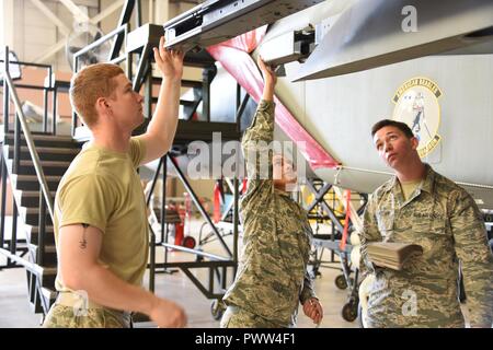 Aviateurs Anthony Williams, Tyane Haylock et Bradd Hammond, 363e Escadron d'entraînement d'avions F-15 Eagle de systèmes d'armement munitions inspecter les élèves apprentis, lancement de presse, la suspension, et de surveiller les systèmes et les équipements de manutention et de chargement à Sheppard Air Force Base, Texas, le 21 juin 2017. Le 363e Escadron de formation offre une formation pour l'armement, de munitions, d'armes nucléaires et la planification de la maintenance et de l'analyse. Banque D'Images