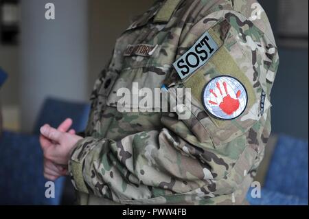Le Lieutenant-colonel de l'US Air Force Special Operations Richard French, membre de l'équipe chirurgicale, parle à 633e Groupe médical des aviateurs au cours d'une visite d'information at Joint Base Langley-Eustis, en Virginie, le 23 juin 2017. Le but de la visite était de mettre en lumière la mission de l'SOST, élargir la sensibilisation au sein des Services médicaux de l'Armée de l'air et d'informer ces aviateurs, de leur potentiel de carrière. Banque D'Images