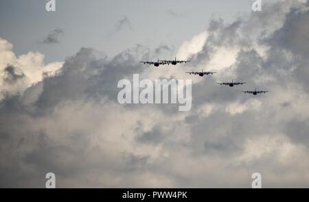 U.S. Air Force MC-130J IIs Commando du 17e Escadron d'opérations spéciales de retour à la base d'une formation de cinq appareils au cours d'une mission de formation pour le lancement, le 22 juin 2017 à Kadena Air Base, au Japon. Aviateurs du 17e re conduite des opérations de formation pour s'assurer souvent disponibilité constante pour effectuer une variété de priorité, missions de faible visibilité tout au long de l'Indo-Asia Région du Pacifique. Banque D'Images